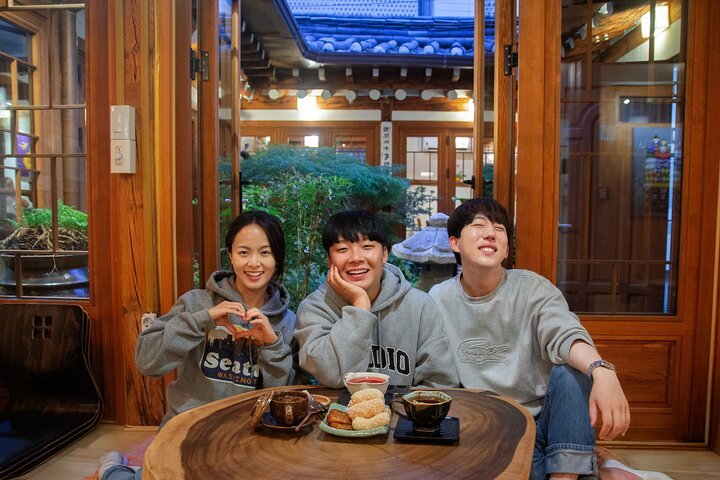 Guests enjoying a private Korea tour